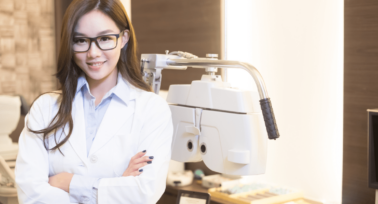 What is the role of the specialist optometrists and imaging technicians in laser eye surgery